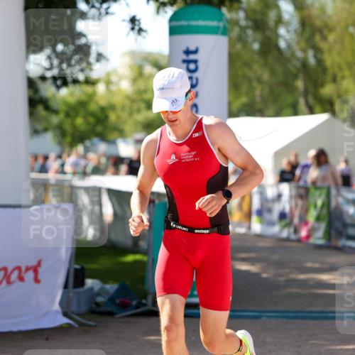 01.09.2024 - 17. Tribühne Triathlon Michael Strokosch http://msf.ph/oto/6907859 01.09.2024 11:42:52 Ziel 361 meine-sportfotos.de