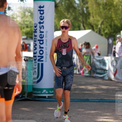 01.09.2024 - 17. Tribühne Triathlon Michael Strokosch http://msf.ph/oto/6908040 01.09.2024 11:44:33 Ziel 317 meine-sportfotos.de