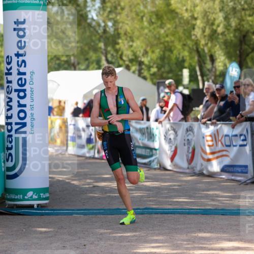 01.09.2024 - 17. Tribühne Triathlon Michael Strokosch http://msf.ph/oto/6908146 01.09.2024 11:45:08 Ziel 351 meine-sportfotos.de