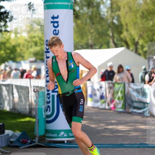 01.09.2024 - 17. Tribühne Triathlon Michael Strokosch http://msf.ph/oto/6908164 01.09.2024 11:45:08 Ziel 351 meine-sportfotos.de