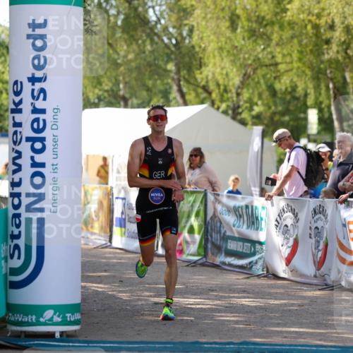01.09.2024 - 17. Tribühne Triathlon Michael Strokosch http://msf.ph/oto/6908190 01.09.2024 11:45:19 Ziel 436 meine-sportfotos.de