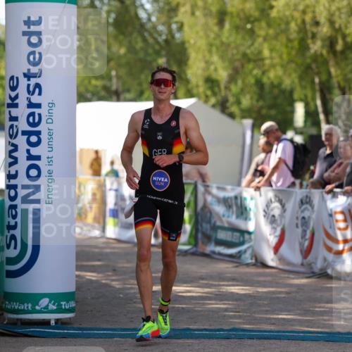 01.09.2024 - 17. Tribühne Triathlon Michael Strokosch http://msf.ph/oto/6908211 01.09.2024 11:45:20 Ziel 436 meine-sportfotos.de