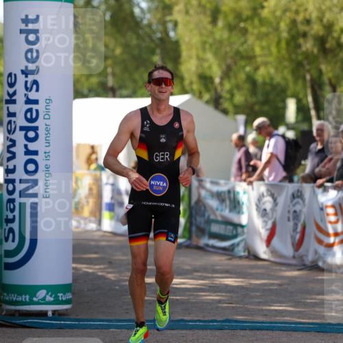 01.09.2024 - 17. Tribühne Triathlon Michael Strokosch http://msf.ph/oto/6908215 01.09.2024 11:45:21 Ziel 436 meine-sportfotos.de