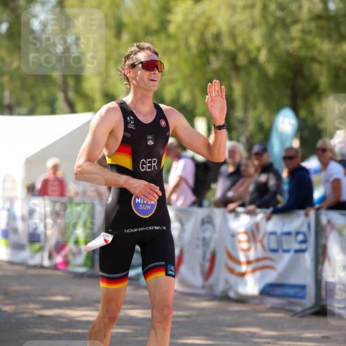 01.09.2024 - 17. Tribühne Triathlon Michael Strokosch http://msf.ph/oto/6908234 01.09.2024 11:45:22 Ziel 436 meine-sportfotos.de