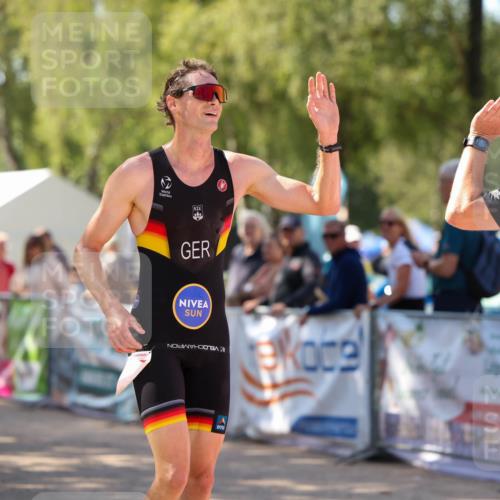 01.09.2024 - 17. Tribühne Triathlon Michael Strokosch http://msf.ph/oto/6908243 01.09.2024 11:45:22 Ziel 436 meine-sportfotos.de