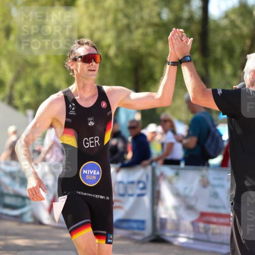 01.09.2024 - 17. Tribühne Triathlon Michael Strokosch http://msf.ph/oto/6908248 01.09.2024 11:45:22 Ziel 436 meine-sportfotos.de