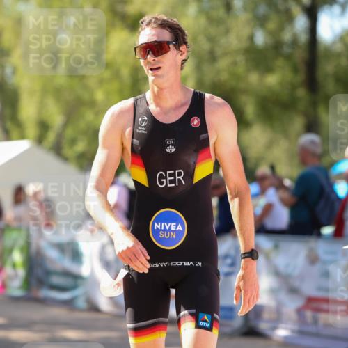 01.09.2024 - 17. Tribühne Triathlon Michael Strokosch http://msf.ph/oto/6908272 01.09.2024 11:45:23 Ziel 436 meine-sportfotos.de