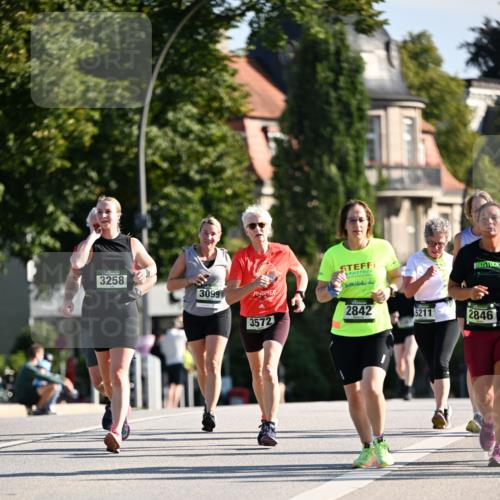 01.09.2024 - BARMER Alsterlauf Dr. Thomas Lammeyer http://msf.ph/oto/6909202 01.09.2024 09:44:00 Laufen 3258, 3099, 2842, 5211, 3572, 2846 meine-sportfotos.de