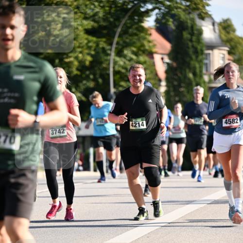 01.09.2024 - BARMER Alsterlauf Dr. Thomas Lammeyer http://msf.ph/oto/6909797 01.09.2024 09:44:25 Laufen 3742, 270, 4214, 21, 4582 meine-sportfotos.de
