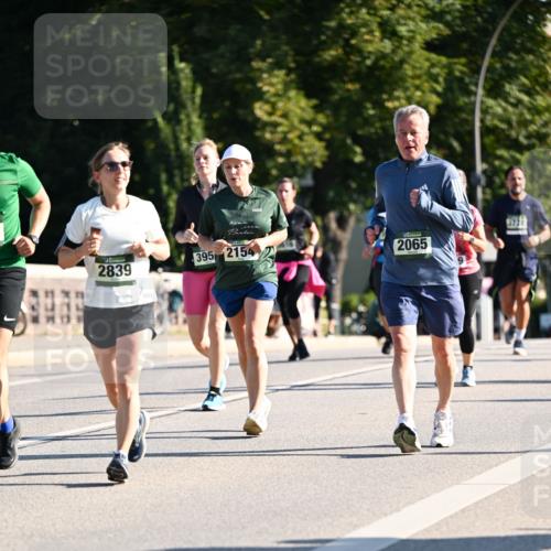 01.09.2024 - BARMER Alsterlauf Dr. Thomas Lammeyer http://msf.ph/oto/6910552 01.09.2024 09:44:54 Laufen 2839, 395, 2154, 2065 meine-sportfotos.de