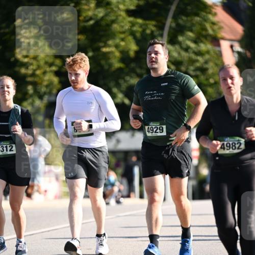01.09.2024 - BARMER Alsterlauf Dr. Thomas Lammeyer http://msf.ph/oto/6911362 01.09.2024 09:45:32 Laufen 5312, 4929, 4982 meine-sportfotos.de