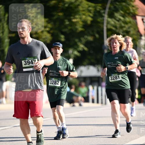 01.09.2024 - BARMER Alsterlauf Dr. Thomas Lammeyer http://msf.ph/oto/6913293 01.09.2024 09:46:49 Laufen 3947, 39, 3282, 3281 meine-sportfotos.de