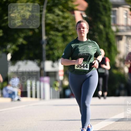 01.09.2024 - BARMER Alsterlauf Dr. Thomas Lammeyer http://msf.ph/oto/6917910 01.09.2024 09:50:15 Laufen 10, 3544 meine-sportfotos.de