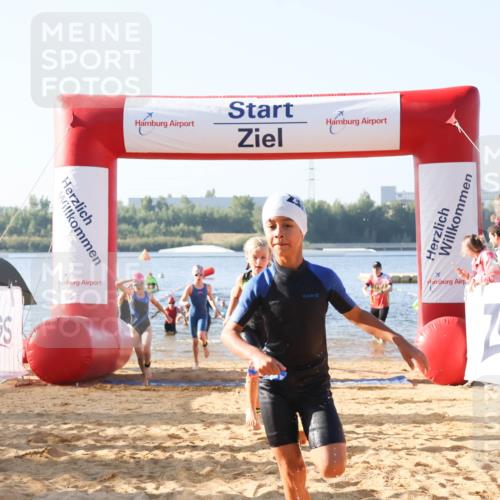 01.09.2024 - 17. Tribühne Triathlon Luisa Fischer http://msf.ph/oto/6921531 01.09.2024 09:03:23 Schwimmen 6, 13, 16, 18, 19, 20, 22, 33, 46, 50, 51, 54, 1487 meine-sportfotos.de