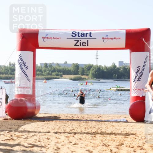 01.09.2024 - 17. Tribühne Triathlon Luisa Fischer http://msf.ph/oto/6923498 01.09.2024 10:05:28 Schwimmen 142, 156, 1065 meine-sportfotos.de