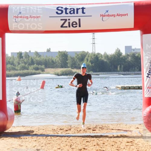 01.09.2024 - 17. Tribühne Triathlon Luisa Fischer http://msf.ph/oto/6925619 01.09.2024 10:50:04 Schwimmen 397 meine-sportfotos.de