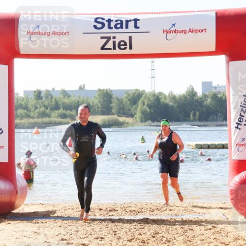 01.09.2024 - 17. Tribühne Triathlon Luisa Fischer http://msf.ph/oto/6926458 01.09.2024 10:57:18 Schwimmen 416, 427 meine-sportfotos.de