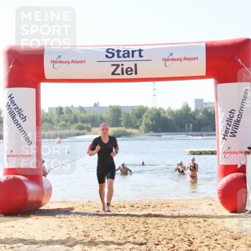 01.09.2024 - 17. Tribühne Triathlon Luisa Fischer http://msf.ph/oto/6926987 01.09.2024 11:01:55 Schwimmen 398, 421 meine-sportfotos.de