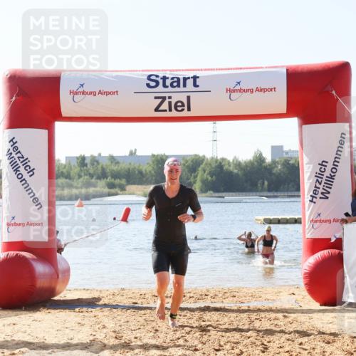 01.09.2024 - 17. Tribühne Triathlon Luisa Fischer http://msf.ph/oto/6926993 01.09.2024 11:01:56 Schwimmen 398, 421 meine-sportfotos.de