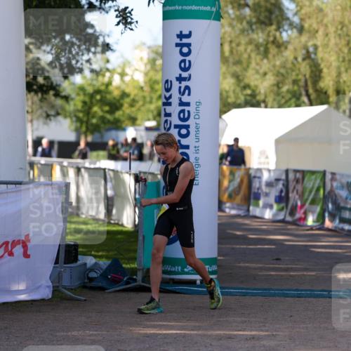 01.09.2024 - 17. Tribühne Triathlon Michael Strokosch http://msf.ph/oto/6930667 01.09.2024 09:45:02 Ziel 117 meine-sportfotos.de