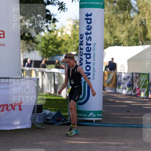 01.09.2024 - 17. Tribühne Triathlon Michael Strokosch http://msf.ph/oto/6930670 01.09.2024 09:45:02 Ziel 117 meine-sportfotos.de