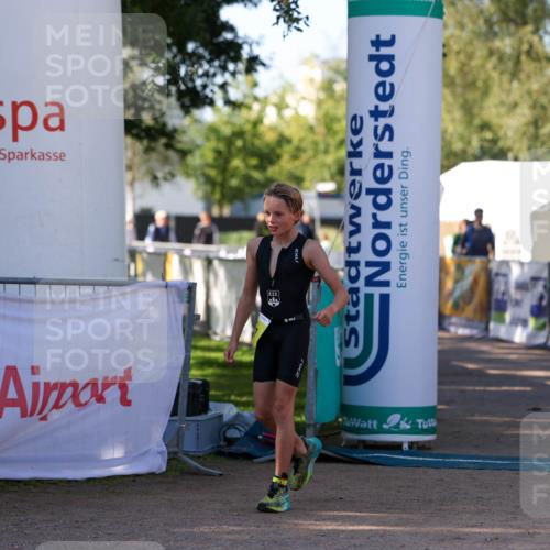 01.09.2024 - 17. Tribühne Triathlon Michael Strokosch http://msf.ph/oto/6930671 01.09.2024 09:45:02 Ziel 117 meine-sportfotos.de