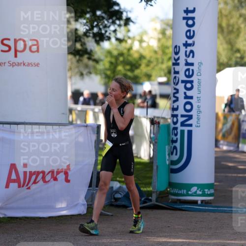 01.09.2024 - 17. Tribühne Triathlon Michael Strokosch http://msf.ph/oto/6930673 01.09.2024 09:45:03 Ziel 117 meine-sportfotos.de