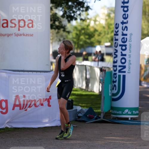 01.09.2024 - 17. Tribühne Triathlon Michael Strokosch http://msf.ph/oto/6930675 01.09.2024 09:45:03 Ziel 117 meine-sportfotos.de