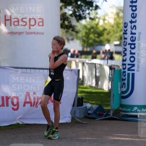 01.09.2024 - 17. Tribühne Triathlon Michael Strokosch http://msf.ph/oto/6930679 01.09.2024 09:45:04 Ziel 117 meine-sportfotos.de