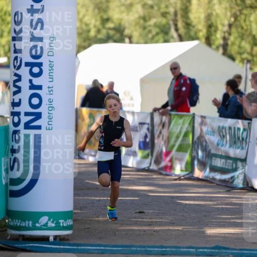 01.09.2024 - 17. Tribühne Triathlon Michael Strokosch http://msf.ph/oto/6930681 01.09.2024 09:45:28 Ziel 72 meine-sportfotos.de