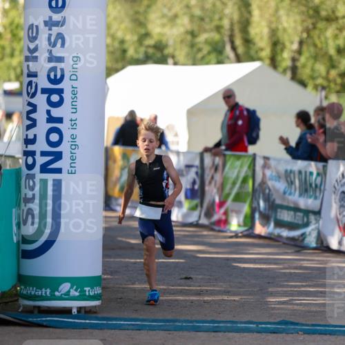01.09.2024 - 17. Tribühne Triathlon Michael Strokosch http://msf.ph/oto/6930682 01.09.2024 09:45:29 Ziel 72 meine-sportfotos.de