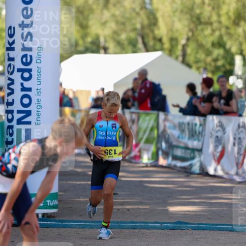 01.09.2024 - 17. Tribühne Triathlon Michael Strokosch http://msf.ph/oto/6930697 01.09.2024 09:45:38 Ziel 135 meine-sportfotos.de
