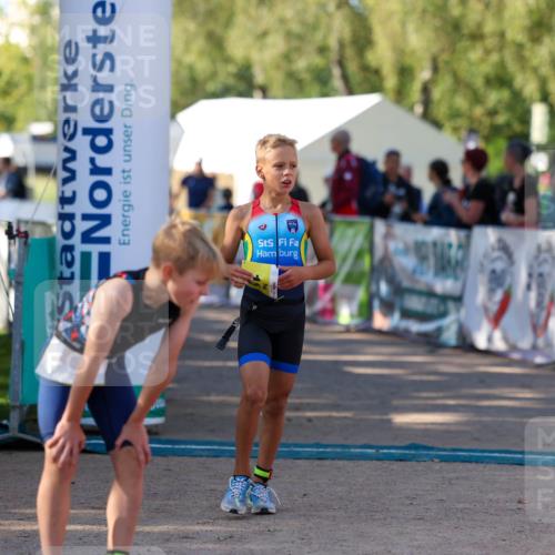 01.09.2024 - 17. Tribühne Triathlon Michael Strokosch http://msf.ph/oto/6930703 01.09.2024 09:45:39 Ziel 135 meine-sportfotos.de
