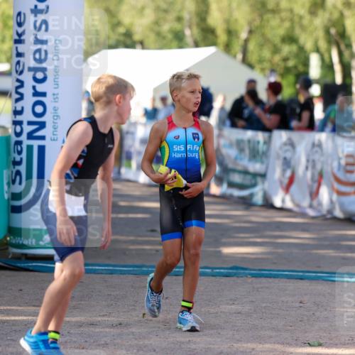 01.09.2024 - 17. Tribühne Triathlon Michael Strokosch http://msf.ph/oto/6930709 01.09.2024 09:45:40 Ziel 135 meine-sportfotos.de