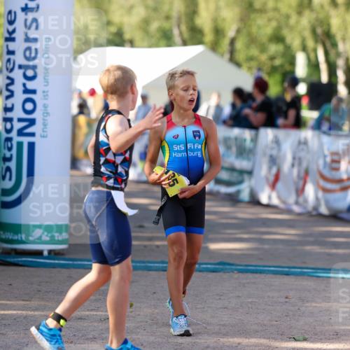 01.09.2024 - 17. Tribühne Triathlon Michael Strokosch http://msf.ph/oto/6930713 01.09.2024 09:45:40 Ziel 135 meine-sportfotos.de