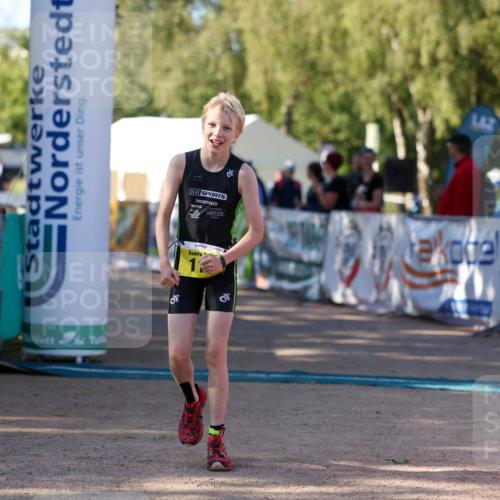 01.09.2024 - 17. Tribühne Triathlon Michael Strokosch http://msf.ph/oto/6930747 01.09.2024 09:46:12 Ziel 111 meine-sportfotos.de