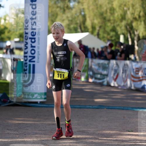 01.09.2024 - 17. Tribühne Triathlon Michael Strokosch http://msf.ph/oto/6930750 01.09.2024 09:46:12 Ziel 111 meine-sportfotos.de