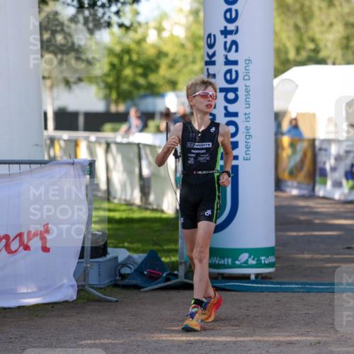01.09.2024 - 17. Tribühne Triathlon Michael Strokosch http://msf.ph/oto/6930763 01.09.2024 09:46:42 Ziel 94 meine-sportfotos.de