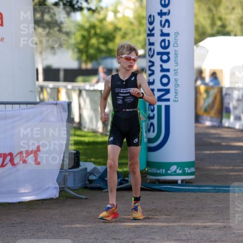 01.09.2024 - 17. Tribühne Triathlon Michael Strokosch http://msf.ph/oto/6930764 01.09.2024 09:46:42 Ziel 94 meine-sportfotos.de