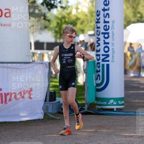 01.09.2024 - 17. Tribühne Triathlon Michael Strokosch http://msf.ph/oto/6930767 01.09.2024 09:46:42 Ziel 94 meine-sportfotos.de