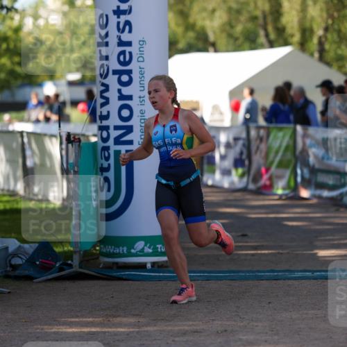 01.09.2024 - 17. Tribühne Triathlon Michael Strokosch http://msf.ph/oto/6930810 01.09.2024 09:47:31 Ziel 132 meine-sportfotos.de
