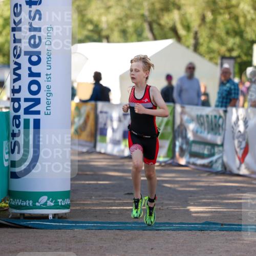 01.09.2024 - 17. Tribühne Triathlon Michael Strokosch http://msf.ph/oto/6930952 01.09.2024 09:49:17 Ziel 133 meine-sportfotos.de