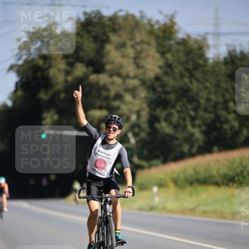 01.09.2024 - 17. Tribühne Triathlon H.Heesch http://msf.ph/oto/6938993 01.09.2024 10:28:38 Radfahren 153, 156, 256 meine-sportfotos.de
