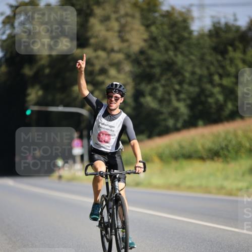 01.09.2024 - 17. Tribühne Triathlon H.Heesch http://msf.ph/oto/6939014 01.09.2024 10:28:38 Radfahren 153, 156, 256 meine-sportfotos.de