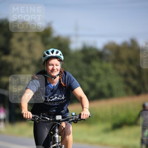 01.09.2024 - 17. Tribühne Triathlon H.Heesch http://msf.ph/oto/6940485 01.09.2024 10:37:10 Radfahren 235, 1068 meine-sportfotos.de