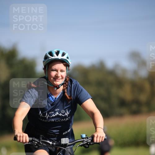 01.09.2024 - 17. Tribühne Triathlon H.Heesch http://msf.ph/oto/6940498 01.09.2024 10:37:10 Radfahren 235, 1068 meine-sportfotos.de