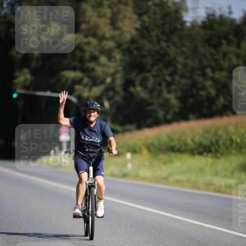01.09.2024 - 17. Tribühne Triathlon H.Heesch http://msf.ph/oto/6940823 01.09.2024 10:42:08 Radfahren 217, 254, 266, 1067 meine-sportfotos.de