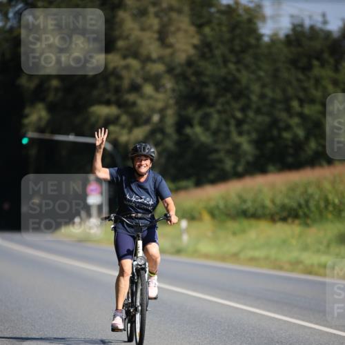01.09.2024 - 17. Tribühne Triathlon H.Heesch http://msf.ph/oto/6940833 01.09.2024 10:42:08 Radfahren 217, 254, 266, 1067 meine-sportfotos.de