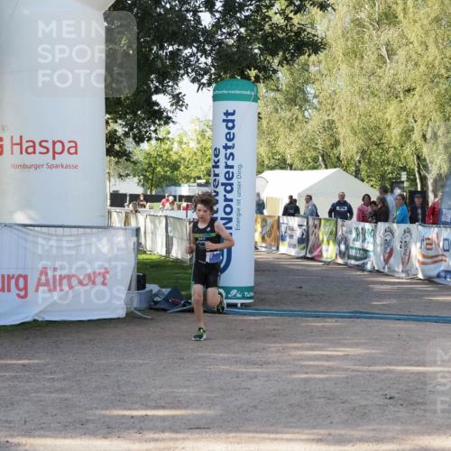01.09.2024 - 17. Tribühne Triathlon Michael Strokosch http://msf.ph/oto/6941442 01.09.2024 09:14:06 Ziel 1 meine-sportfotos.de