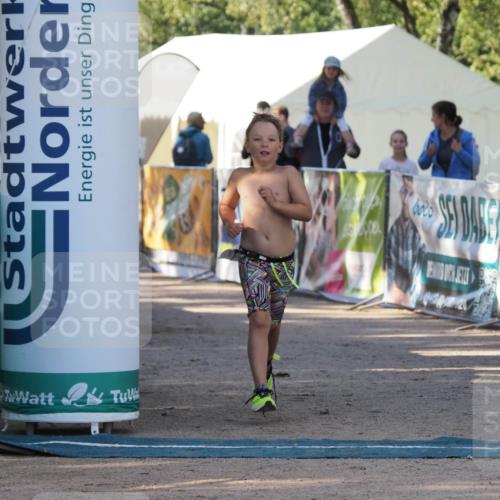 01.09.2024 - 17. Tribühne Triathlon Michael Strokosch http://msf.ph/oto/6941736 01.09.2024 09:19:47 Ziel 1487 meine-sportfotos.de